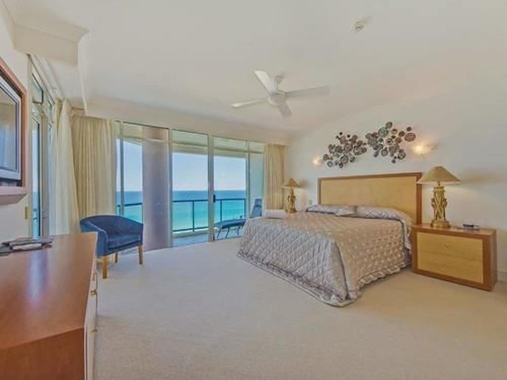 Three Bedroom Beachfront Apt - Guestroom