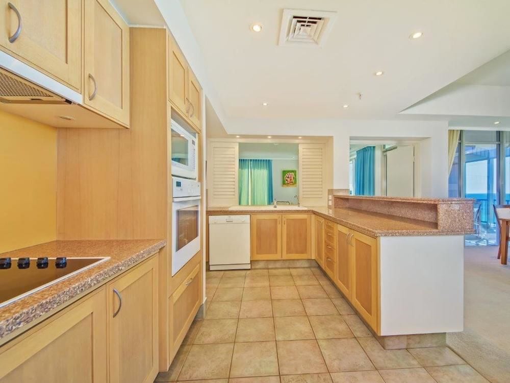 Three Bedroom Beachfront Apt - In-Room Kitchen
