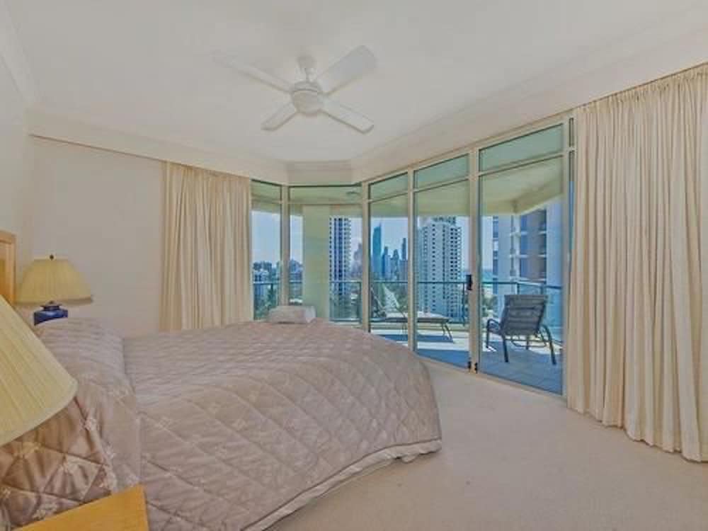 Three Bedroom Beachfront Apt - Guestroom