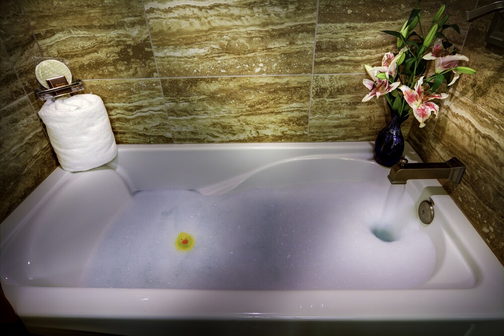Deep Soaking Bathtub