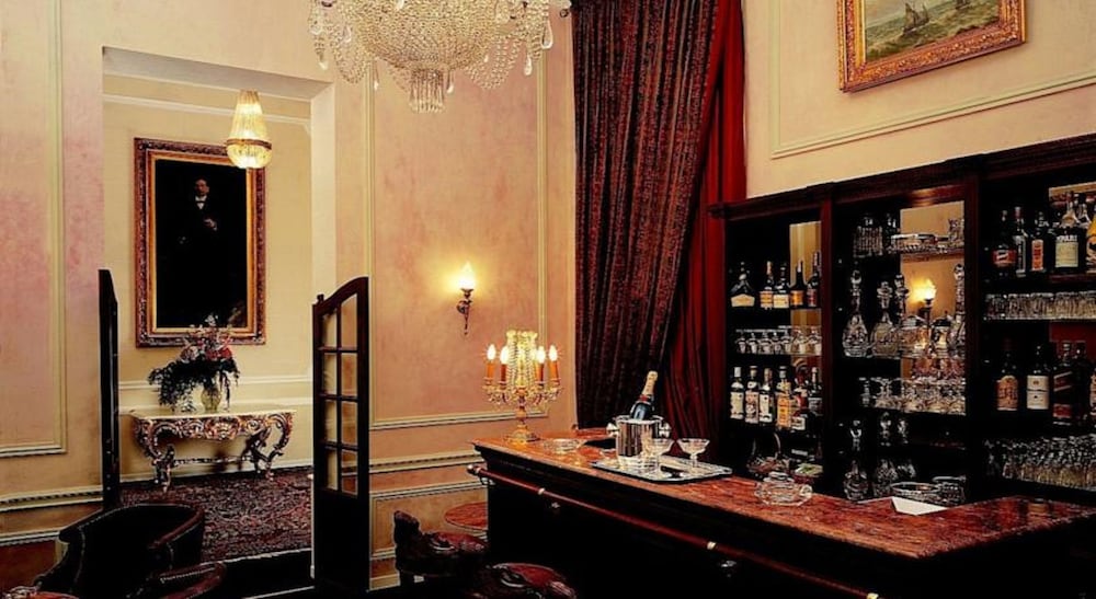 Hotel Bar