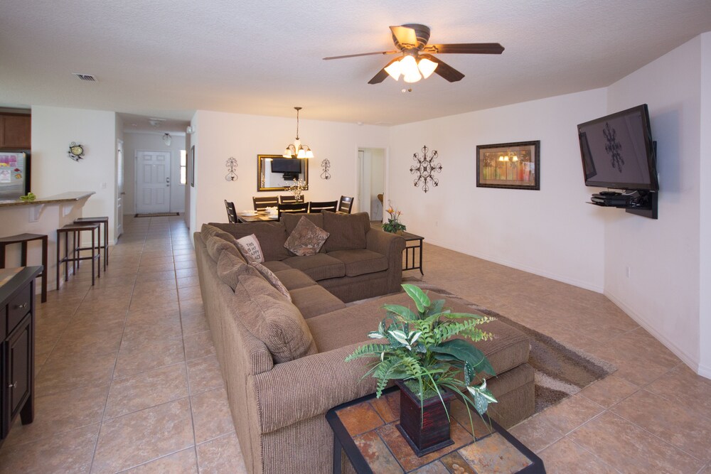 Luxury House, 5 Bedrooms, Private Pool - Living Room