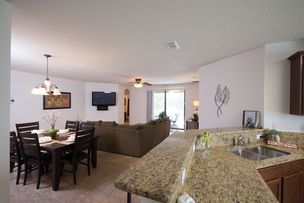 Luxury House, 5 Bedrooms, Private Pool - Living Room
