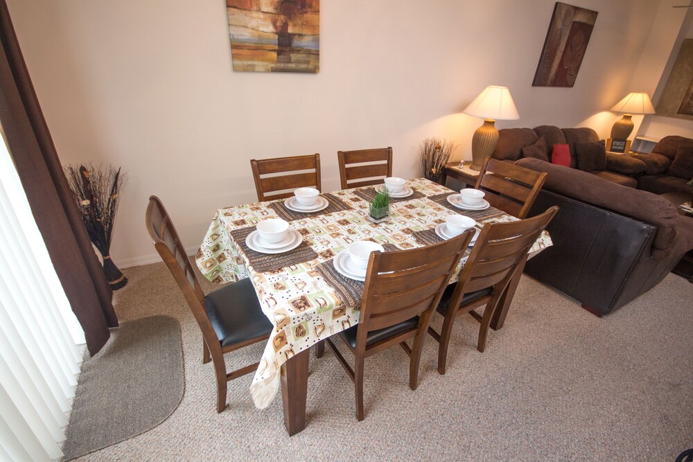 Luxury Townhome, 4 Bedrooms - In-Room Dining