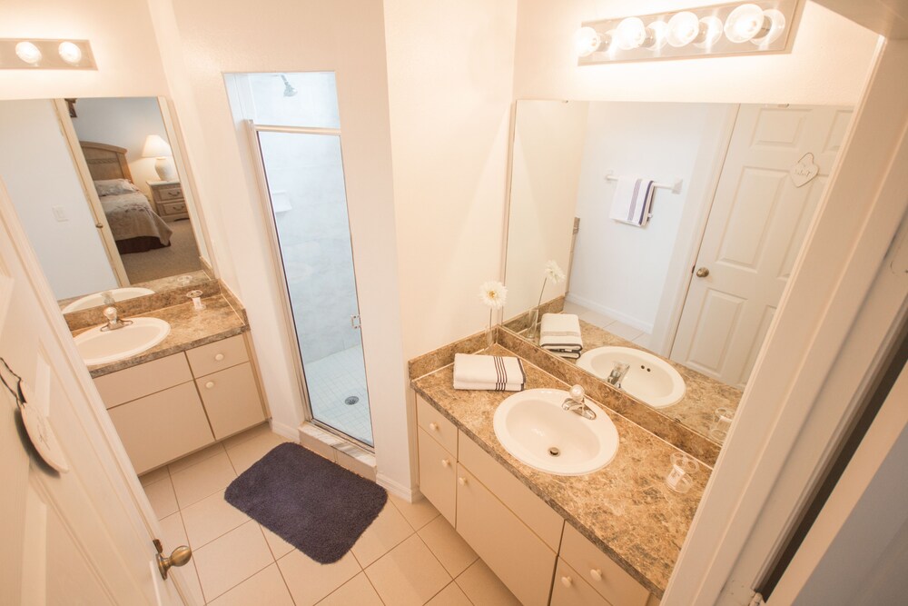 Luxury Townhome, 4 Bedrooms - Bathroom
