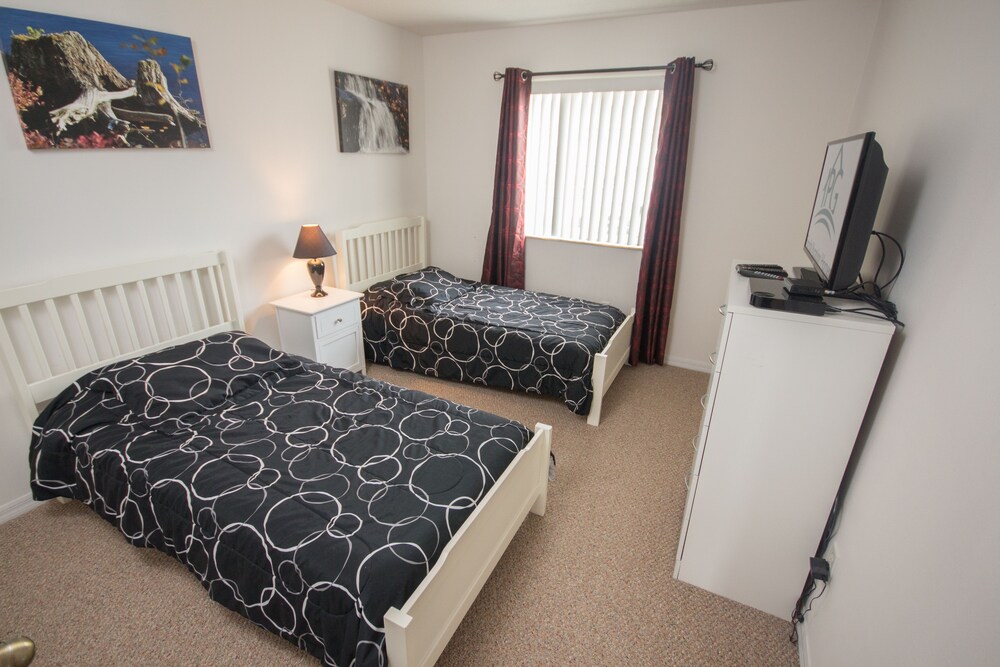 Luxury Townhome, 4 Bedrooms - Guestroom