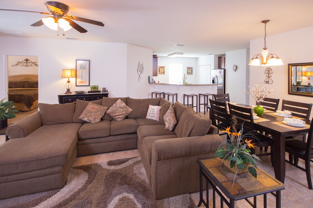Luxury House, 5 Bedrooms, Private Pool - Living Room