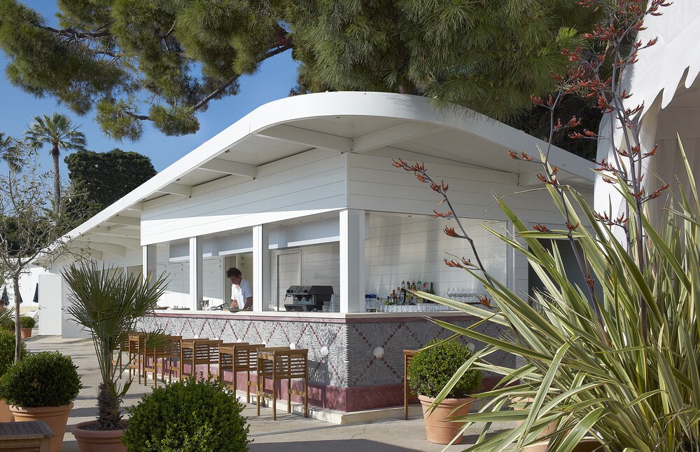 Bar en bord de piscine