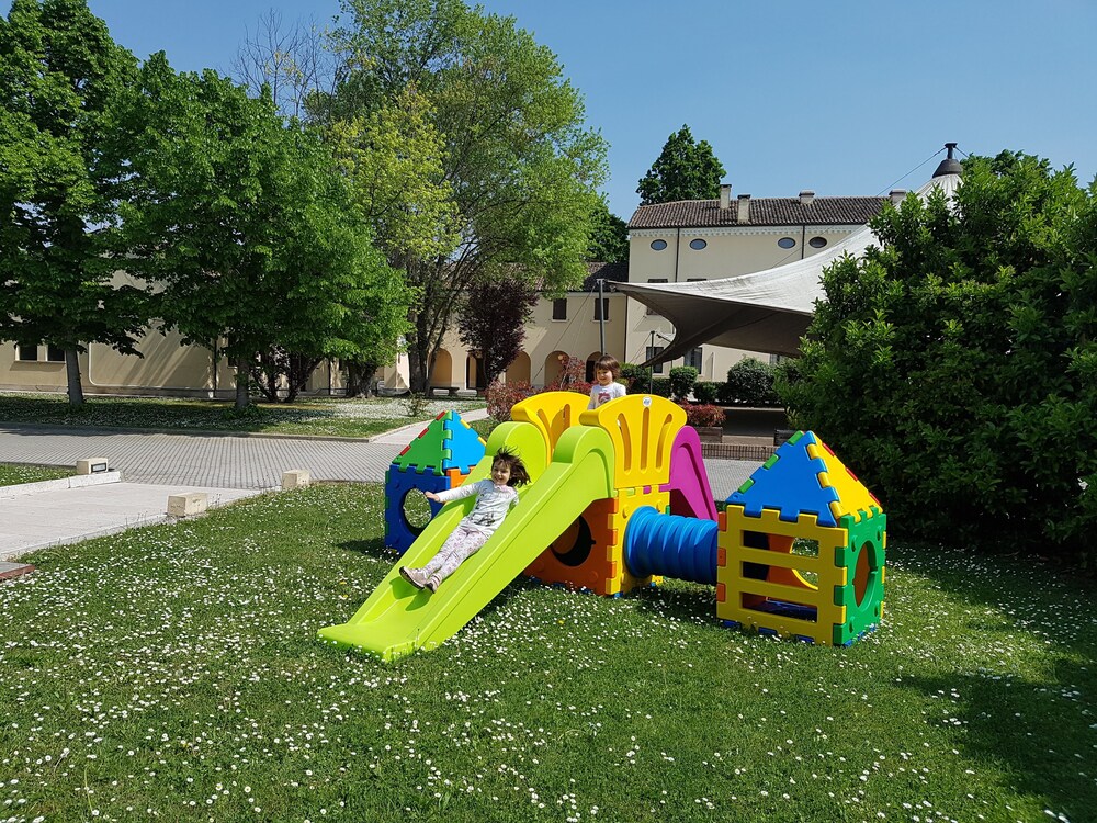 Childrens Play Area - Outdoor