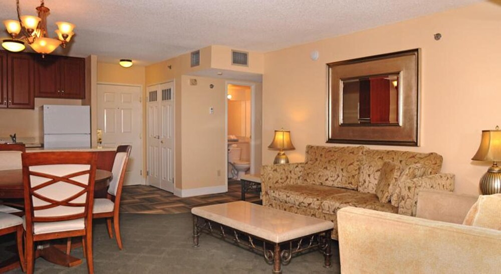Deluxe Suite, 2 Bedrooms, 2 Bathrooms - Living Area