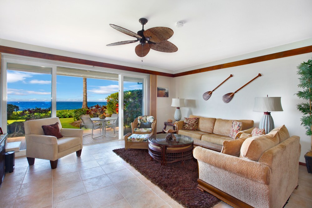 Standard Room, 1 Bedroom, Oceanfront - Living Area