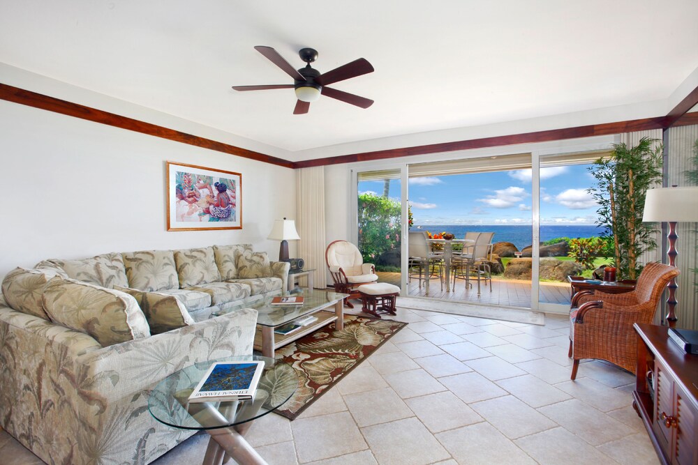 Standard Room, 1 Bedroom, Oceanfront - Living Area