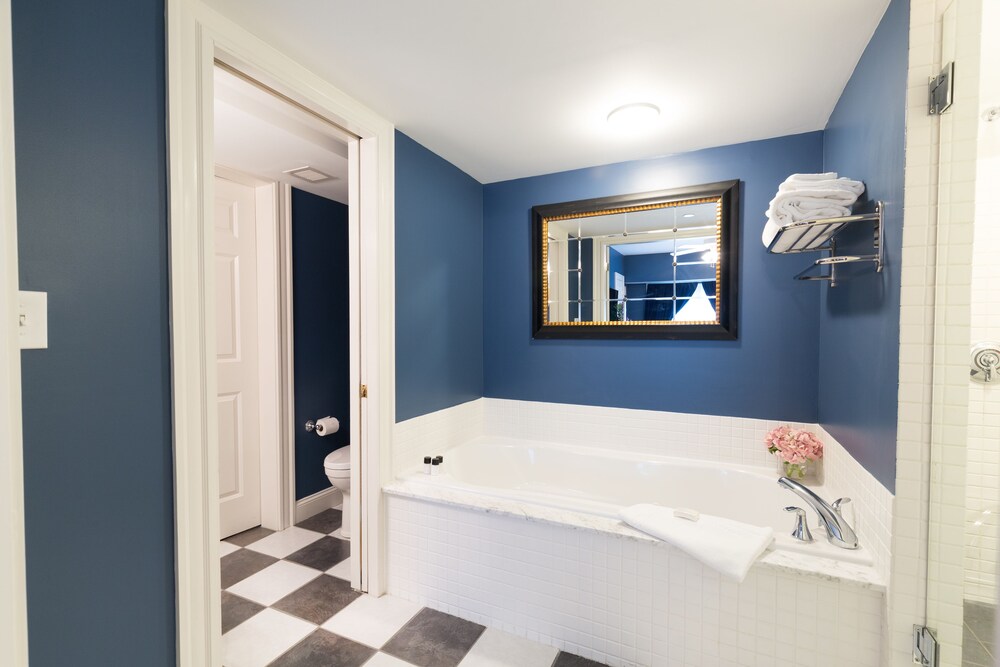 Deep Soaking Bathtub