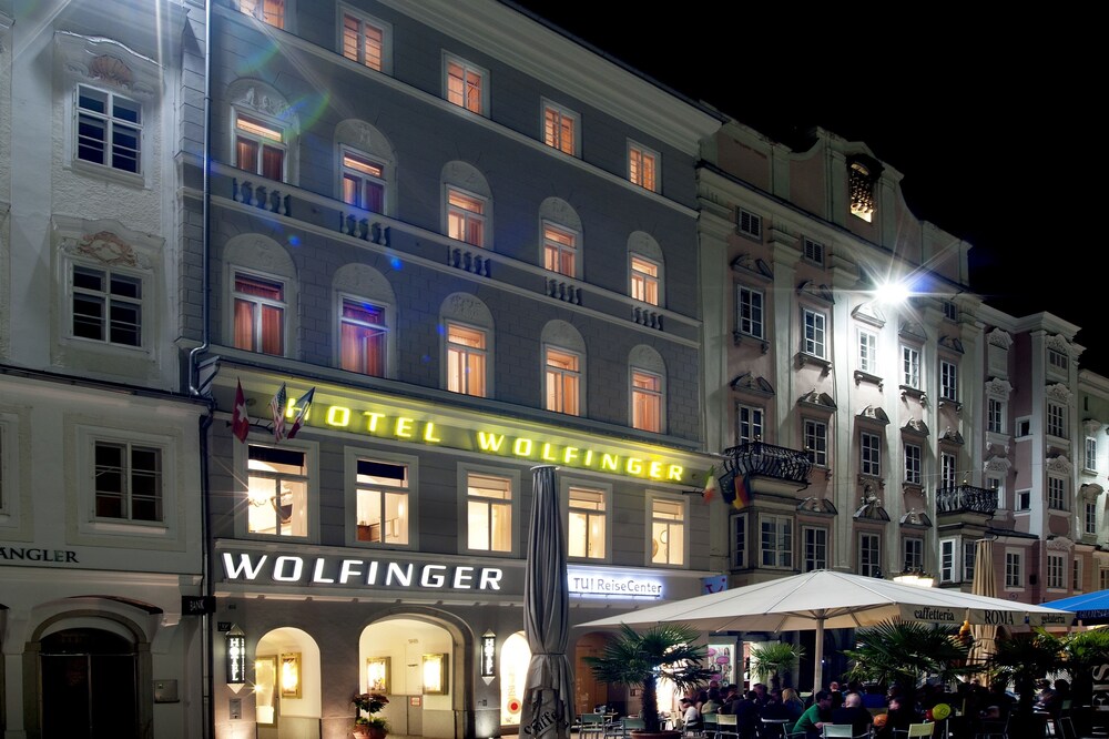 Hotelfassade am Abend/bei Nacht