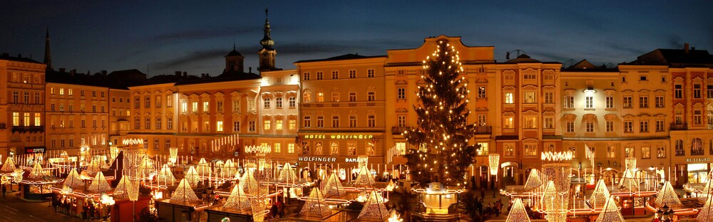 Hotelfassade am Abend/bei Nacht