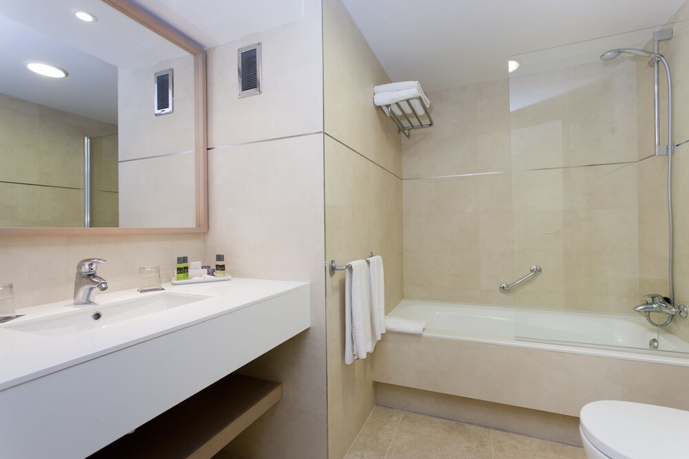 Classic Apartment, Multiple Beds, Ground Floor - Bathroom