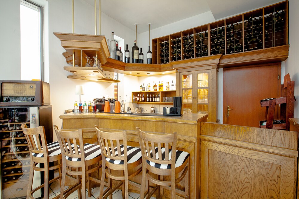 Hotel Bar