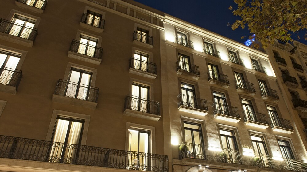 Hotelfassade am Abend/bei Nacht