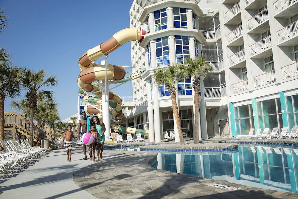 Outdoor pool, Crown Reef Beach Resort and Waterpark