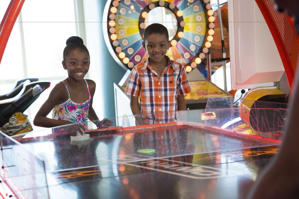 Game room, Crown Reef Beach Resort and Waterpark