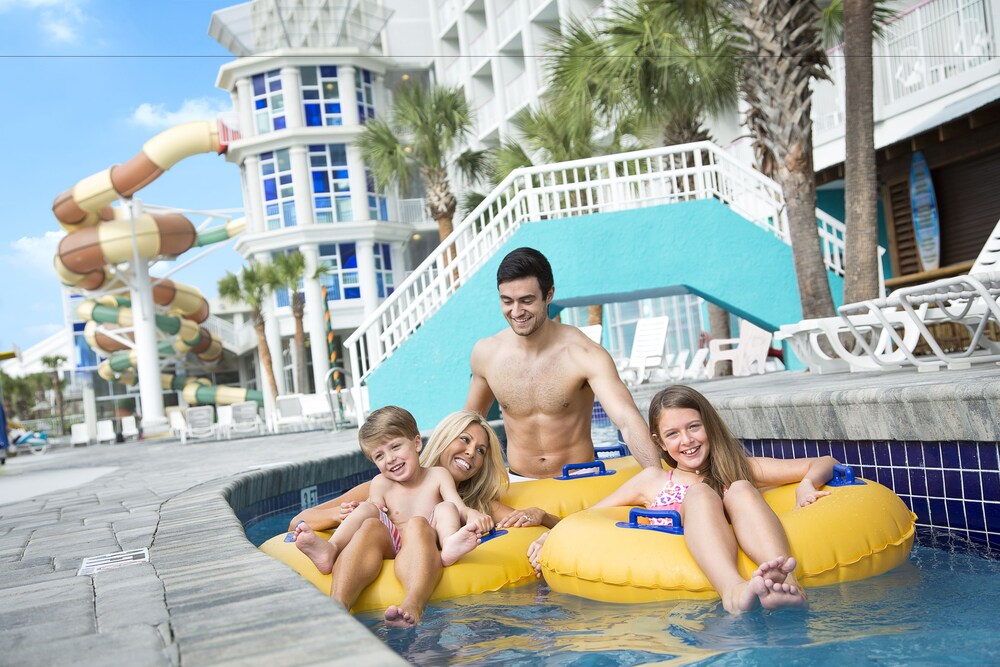 Outdoor pool, Crown Reef Beach Resort and Waterpark