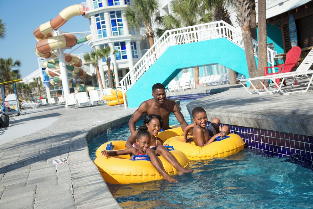 Outdoor pool, Crown Reef Beach Resort and Waterpark