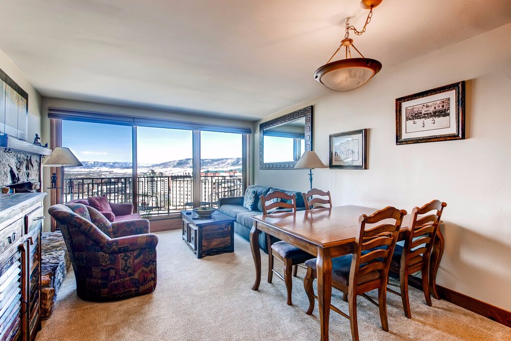 Deluxe Condo, 2 Bedrooms, 2 Bathrooms - In-Room Dining