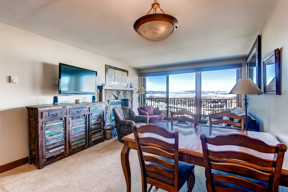 Deluxe Condo, 2 Bedrooms, 2 Bathrooms - In-Room Dining