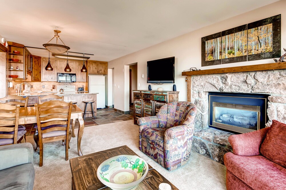 Deluxe Condo, 2 Bedrooms, 2 Bathrooms - Living Room
