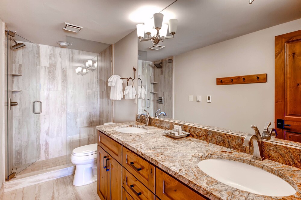 Deluxe Condo, 2 Bedrooms, 2 Bathrooms - Bathroom