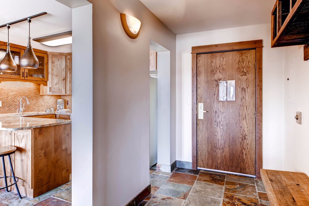 Deluxe Condo, 2 Bedrooms, 2 Bathrooms - Living Area