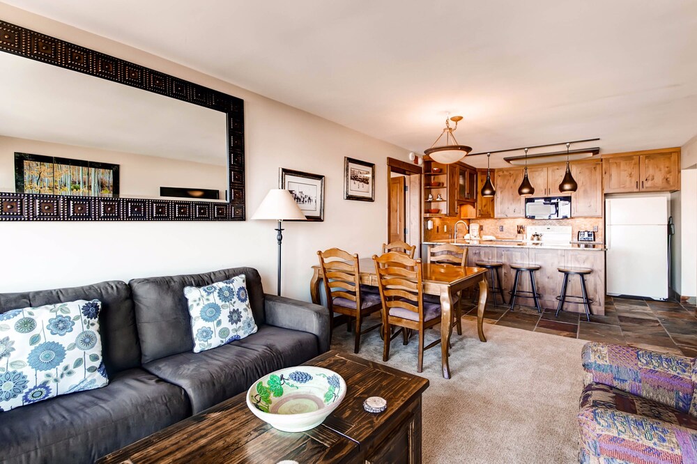 Deluxe Condo, 2 Bedrooms, 2 Bathrooms - Living Room