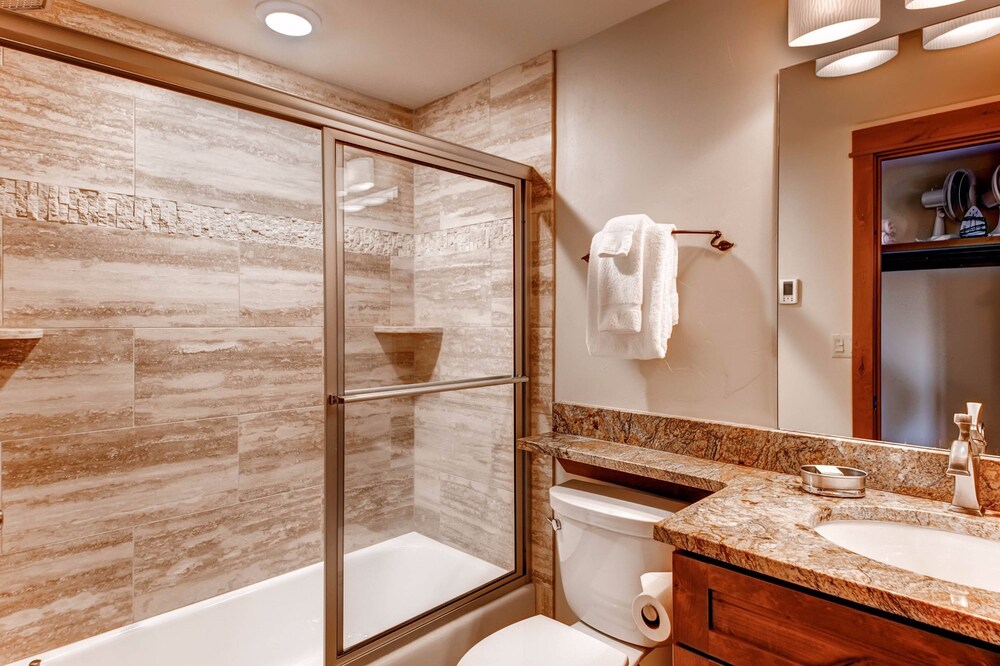 Deluxe Condo, 2 Bedrooms, 2 Bathrooms - Bathroom