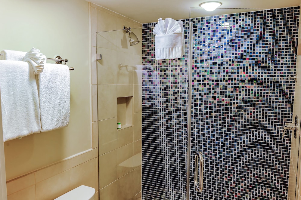 Bathroom, Silver Palms Inn