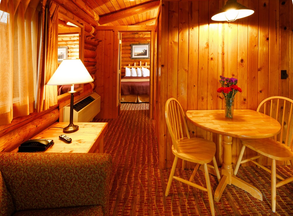 Deluxe Cabin, 2 Queen Beds w/Sofabed - Living Area