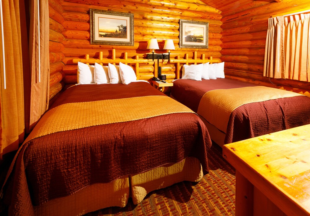 Deluxe Cabin, 2 Queen Beds w/Sofabed - Guestroom