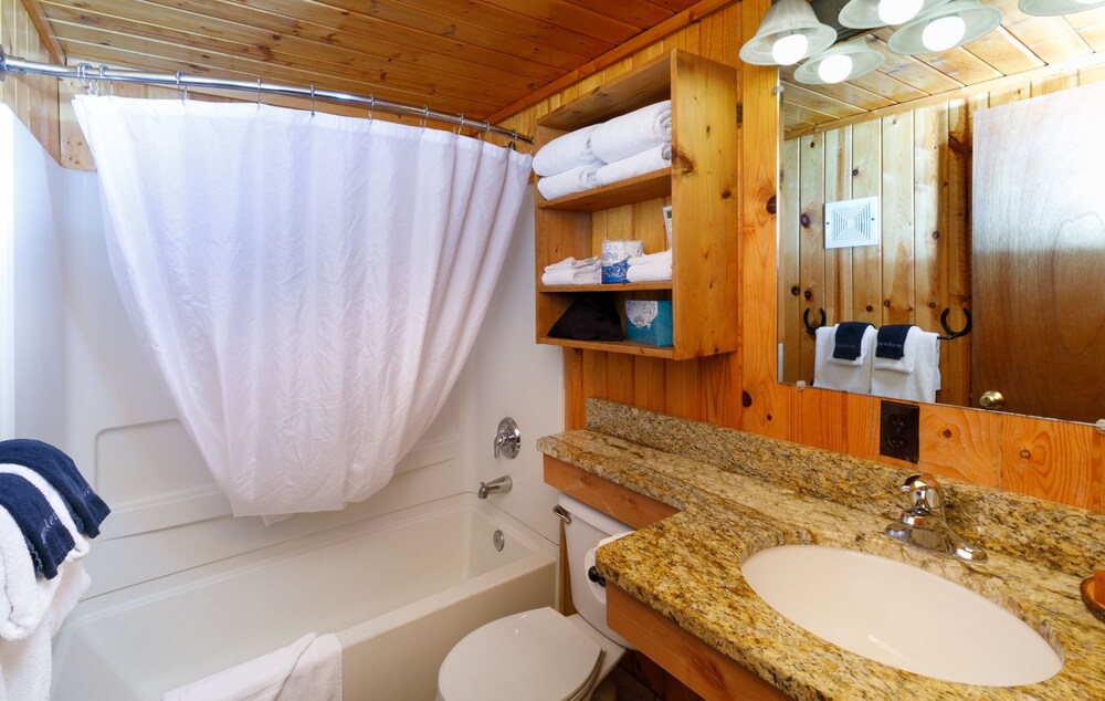Deluxe Cabin, 2 Queen Beds w/Sofabed - Bathroom