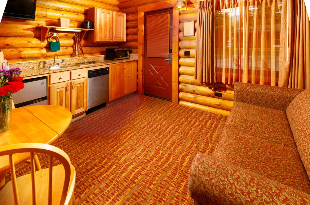Deluxe Cabin, 2 Queen Beds w/Sofabed - Living Room