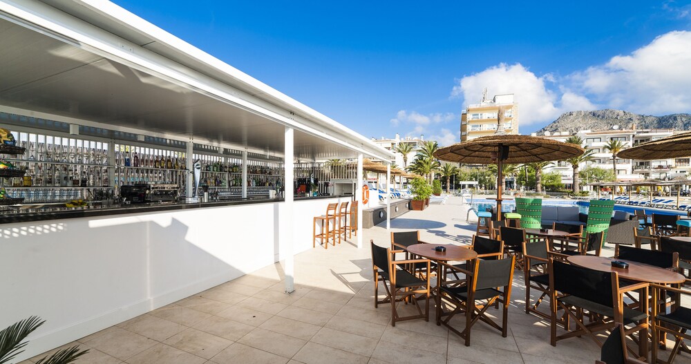 Poolside Bar