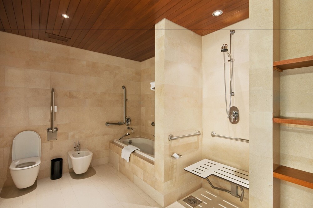 Deep Soaking Bathtub