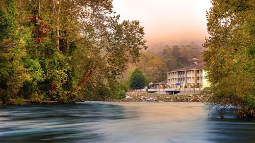 Best Western Plus River Escape Inn & Suites
