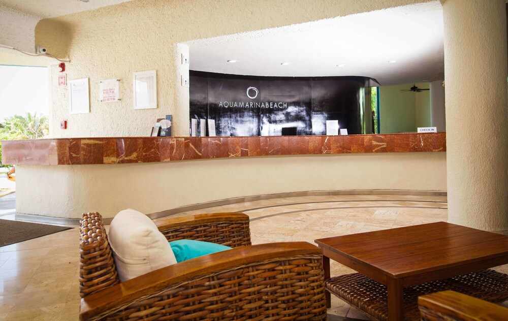 Lobby sitting area, Aquamarina Beach Resort