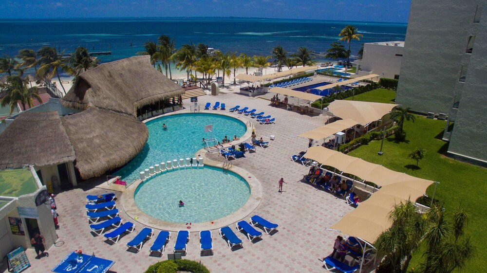 Outdoor pool, Aquamarina Beach Resort