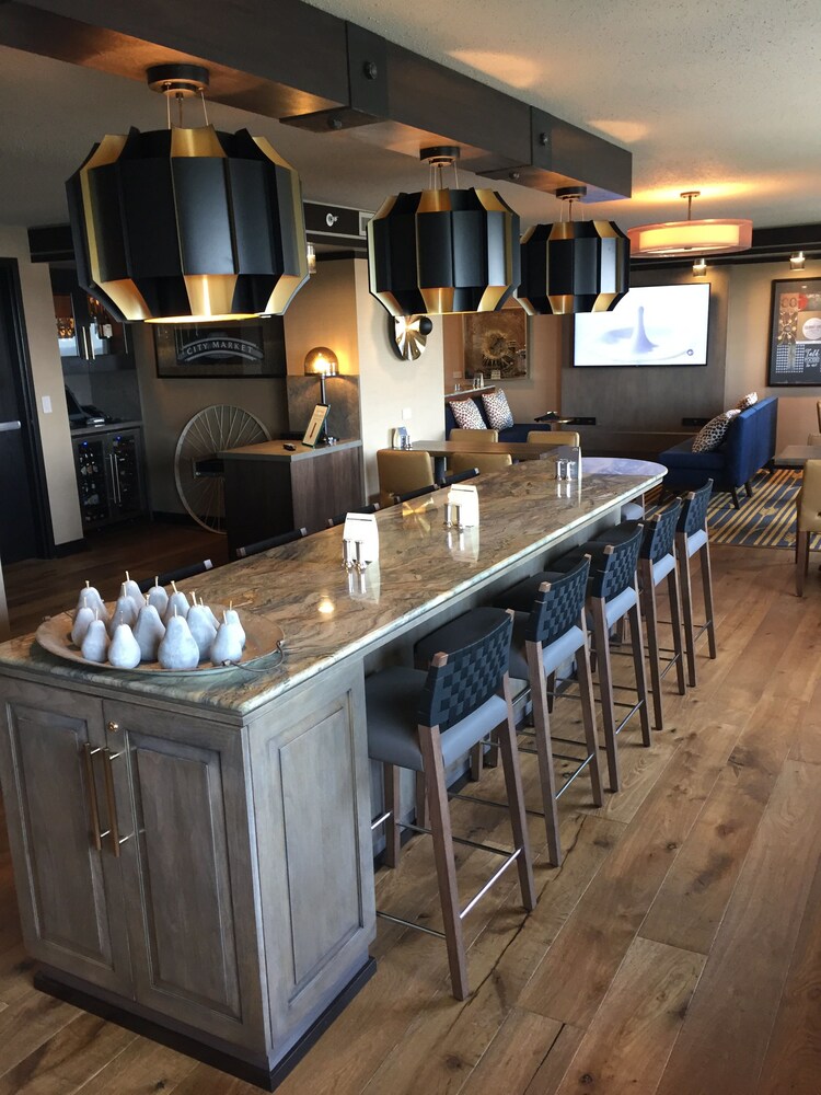 Hotel Lounge