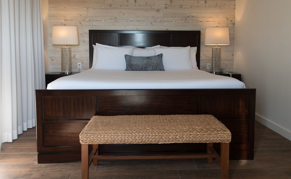Standard King Hotel Room - Guestroom