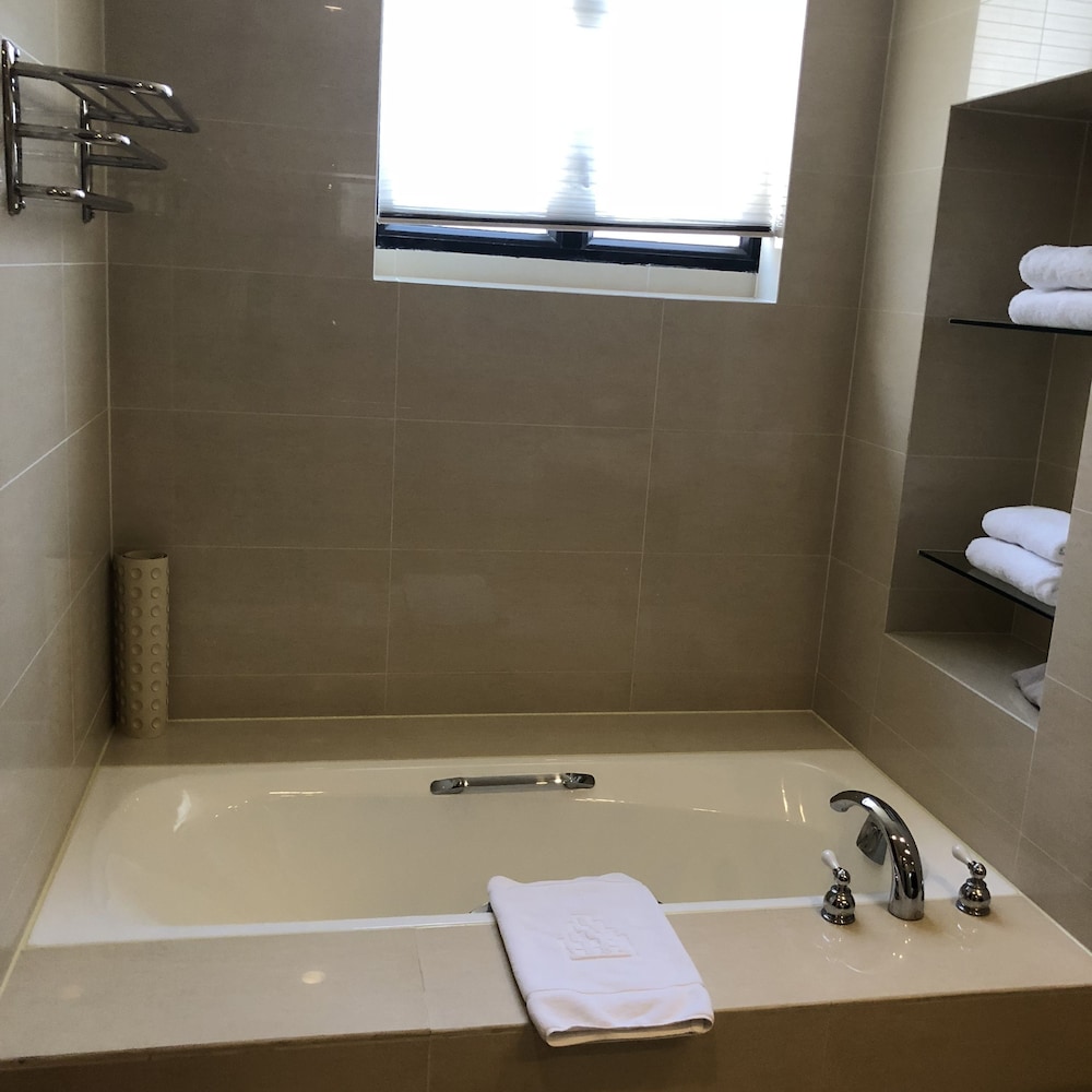 Deep Soaking Bathtub