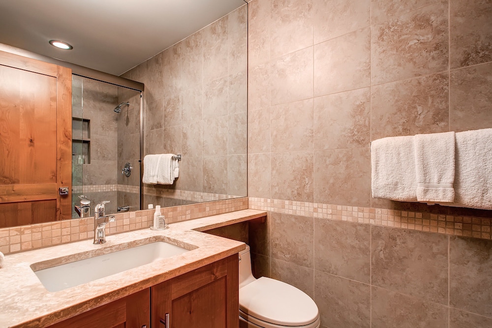Deluxe Apartment, 2 Bedrooms - Bathroom Sink