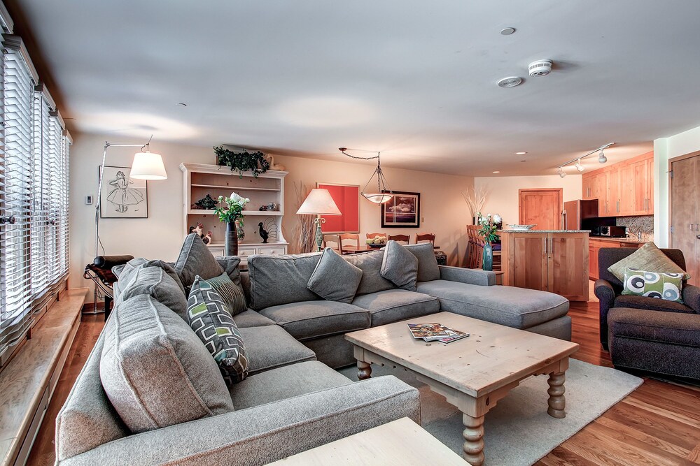 Deluxe Apartment, 2 Bedrooms - Living Area
