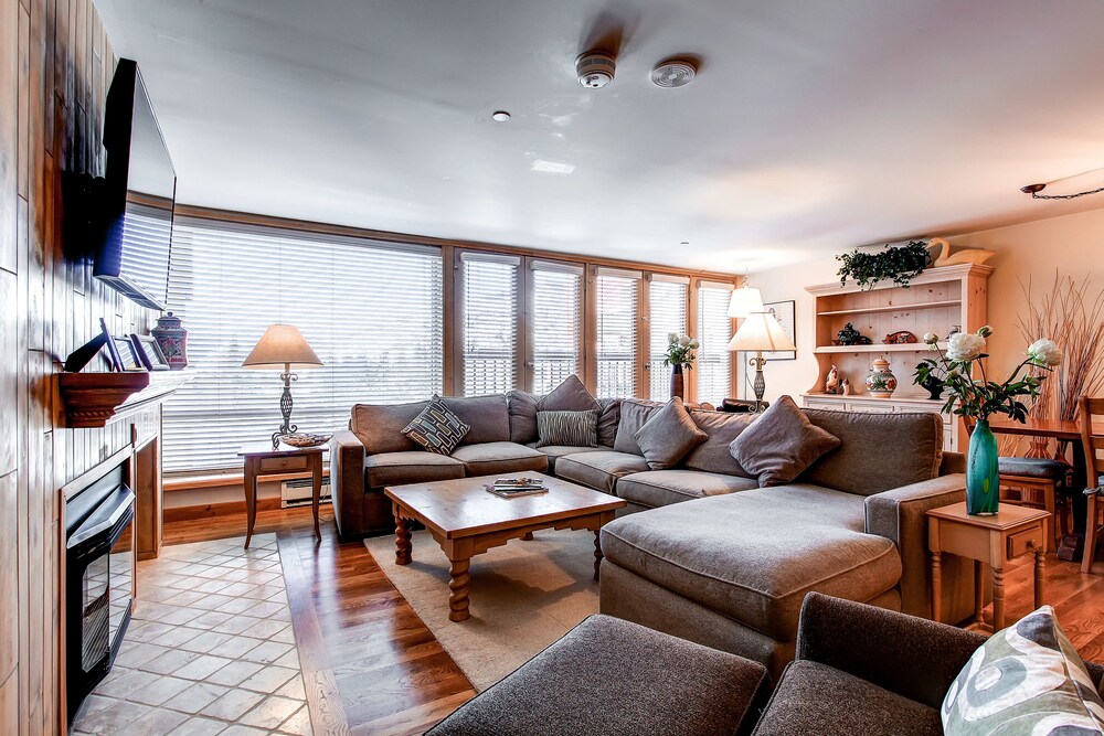 Deluxe Apartment, 2 Bedrooms - Guestroom