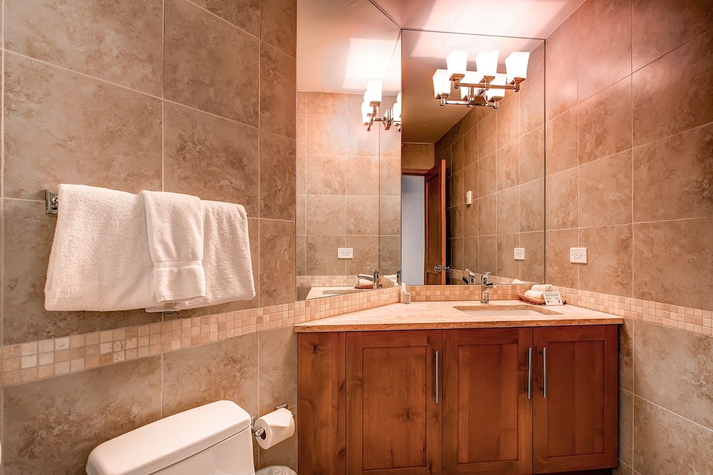 Deluxe Apartment, 2 Bedrooms - Bathroom